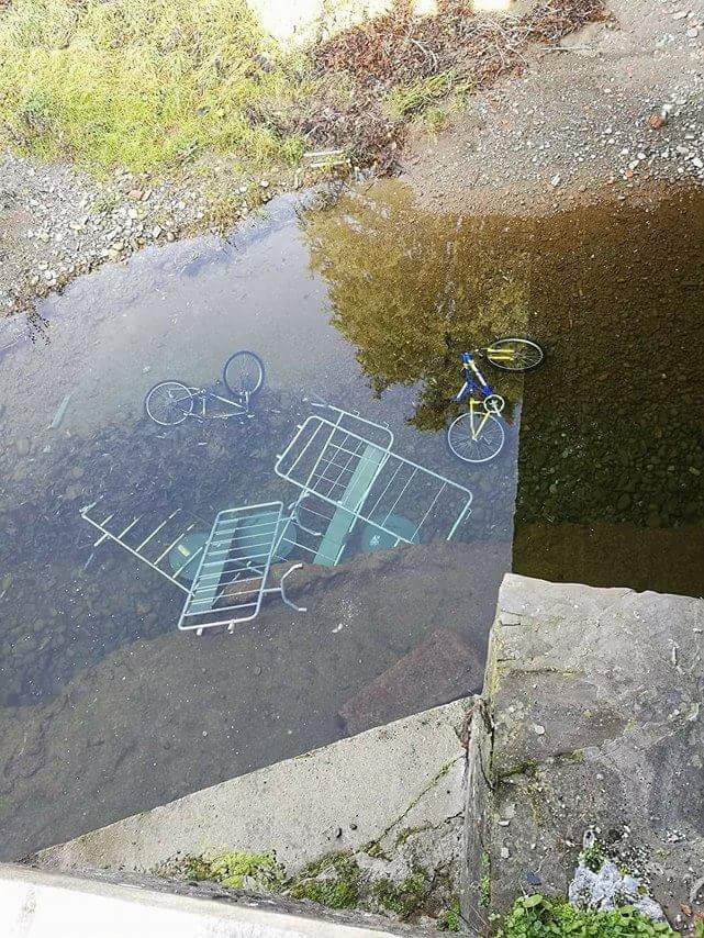 Il fiume, peggio di una discarica. Foto del Giorno di OK!Mugello, succede a Barberino