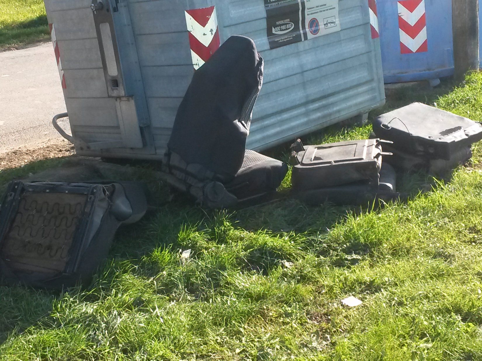 Sedili & altro. Rifiuti abbandonati a Santa Maria a Vezzano