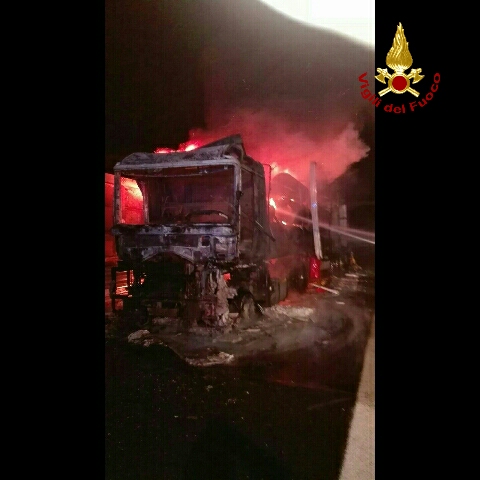 A1. Camion in fiamme sulla Variante di Valico. Uscita consigliata Firenzuola-Mugello