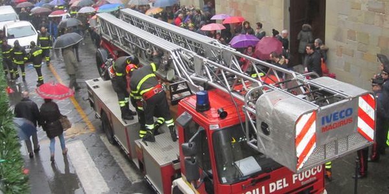 Borgo saluta un altro pompiere, domani funerale di Marco Bolognesi. Ci sarà l'autoscala