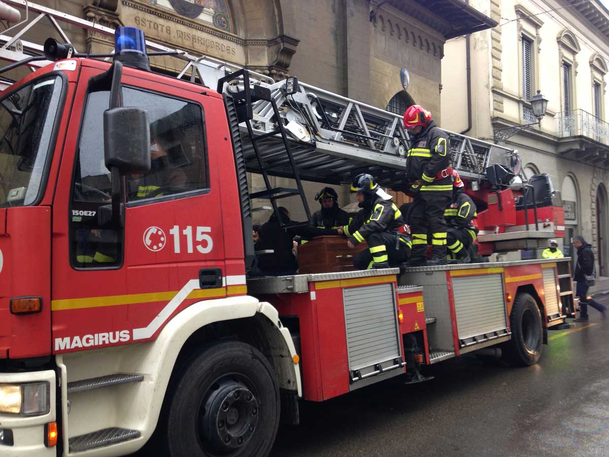 Borgo saluta Marco, il suo pompiere e 'caposquadra'. Ora riposa con Daniele Bini