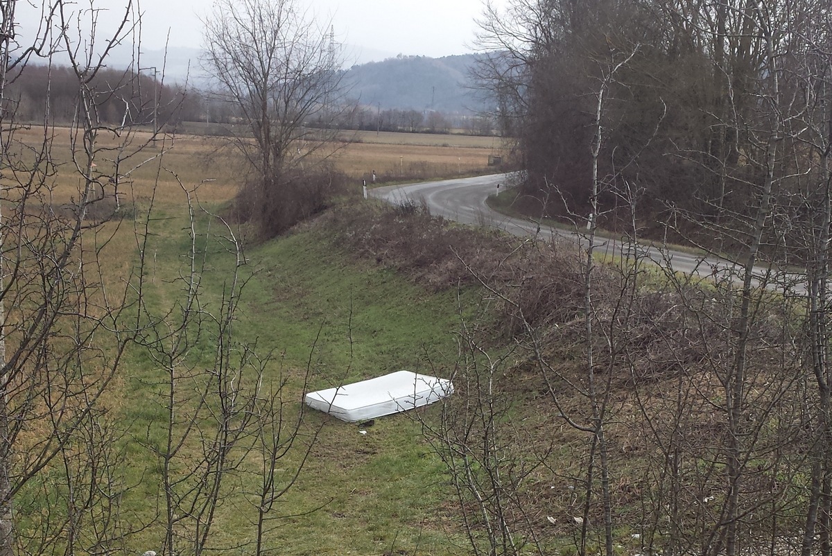 Quel materasso abbandonato... Ancora una foto di inciviltà in Mugello
