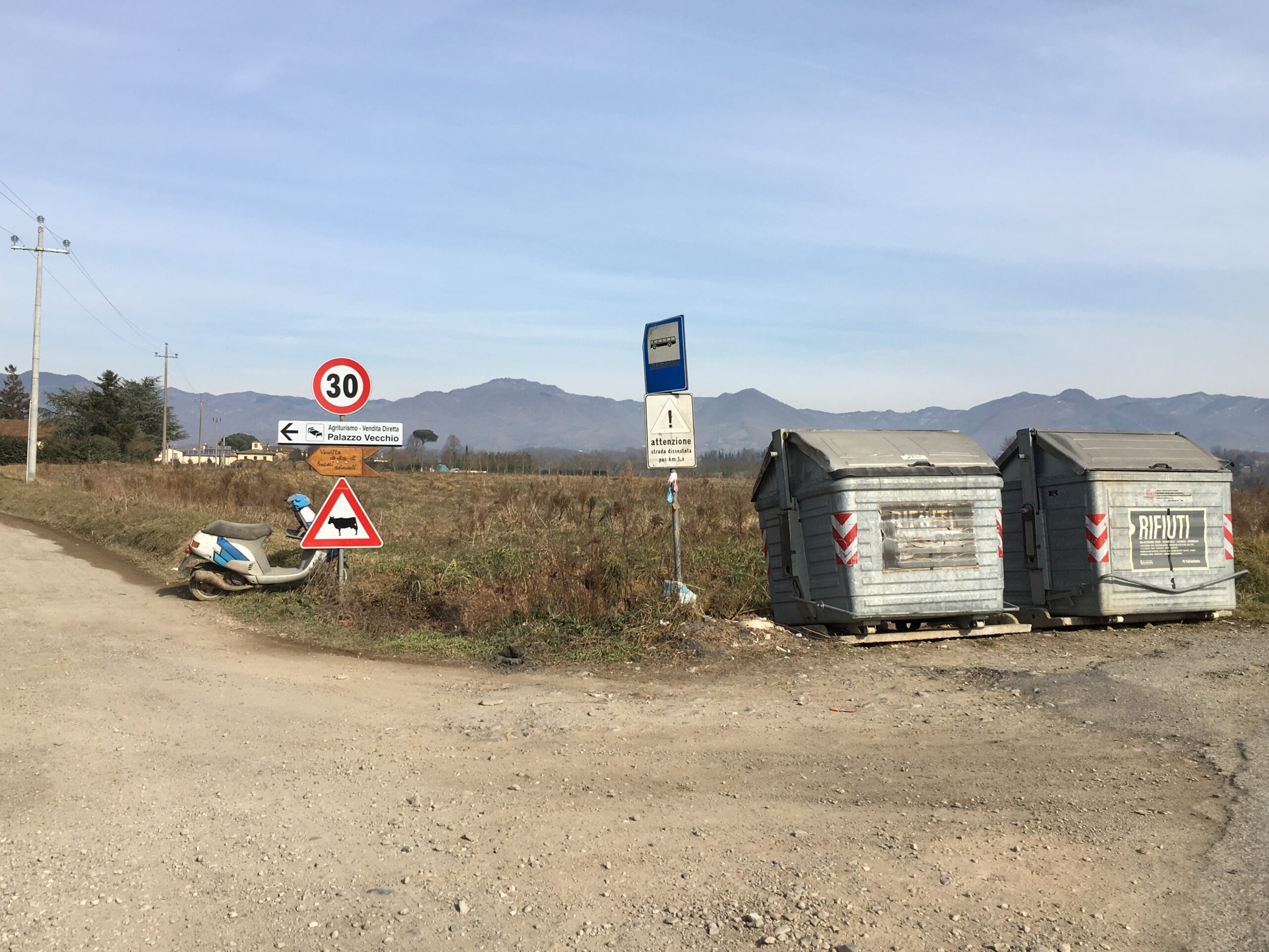 Altro motorino abbandonato a Borgo, stavolta a Piazzano. Foto del giorno