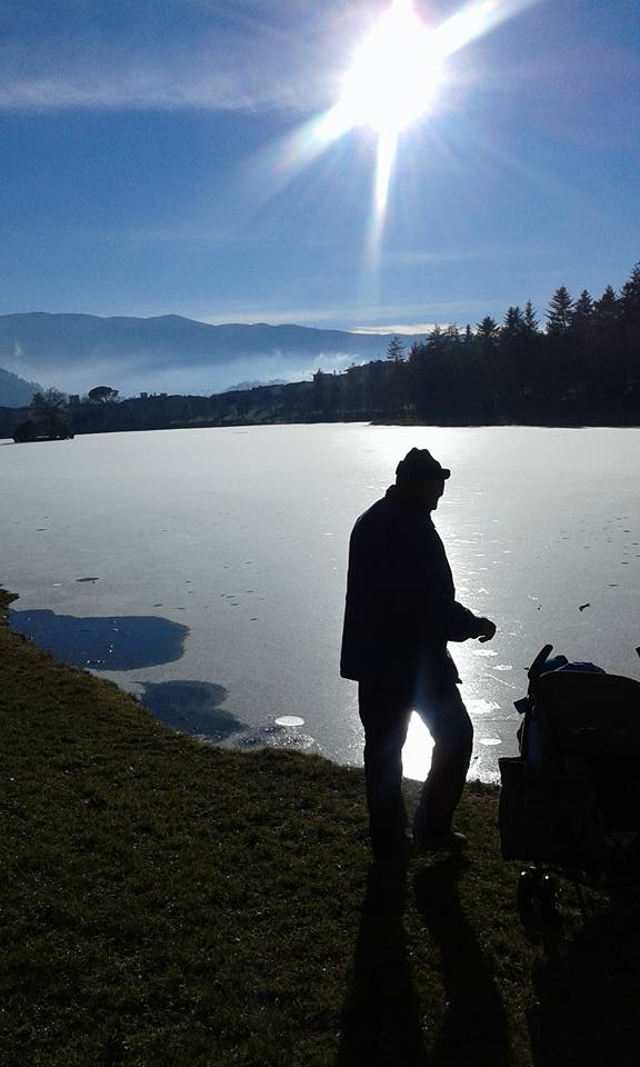 Il lago ghiacciato è da favola. Accade a Vicchio, foto del giorno