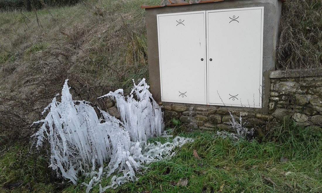 Quel contatore rotto a Vicchio, da ieri. E il ghiaccio è sulla strada