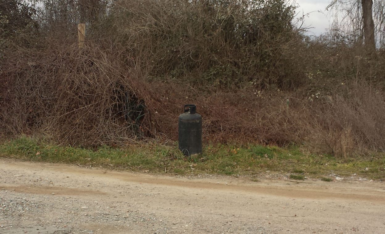 Ancora rifiuti abbandonati: questa volta tocca a una bombola... Sarà pericoloso?