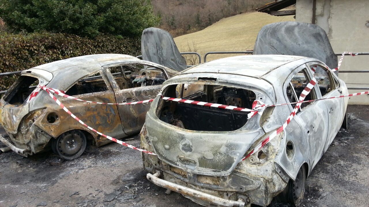 A fuoco due Opel Corsa nella notte a Palazzuolo, ignote le cause