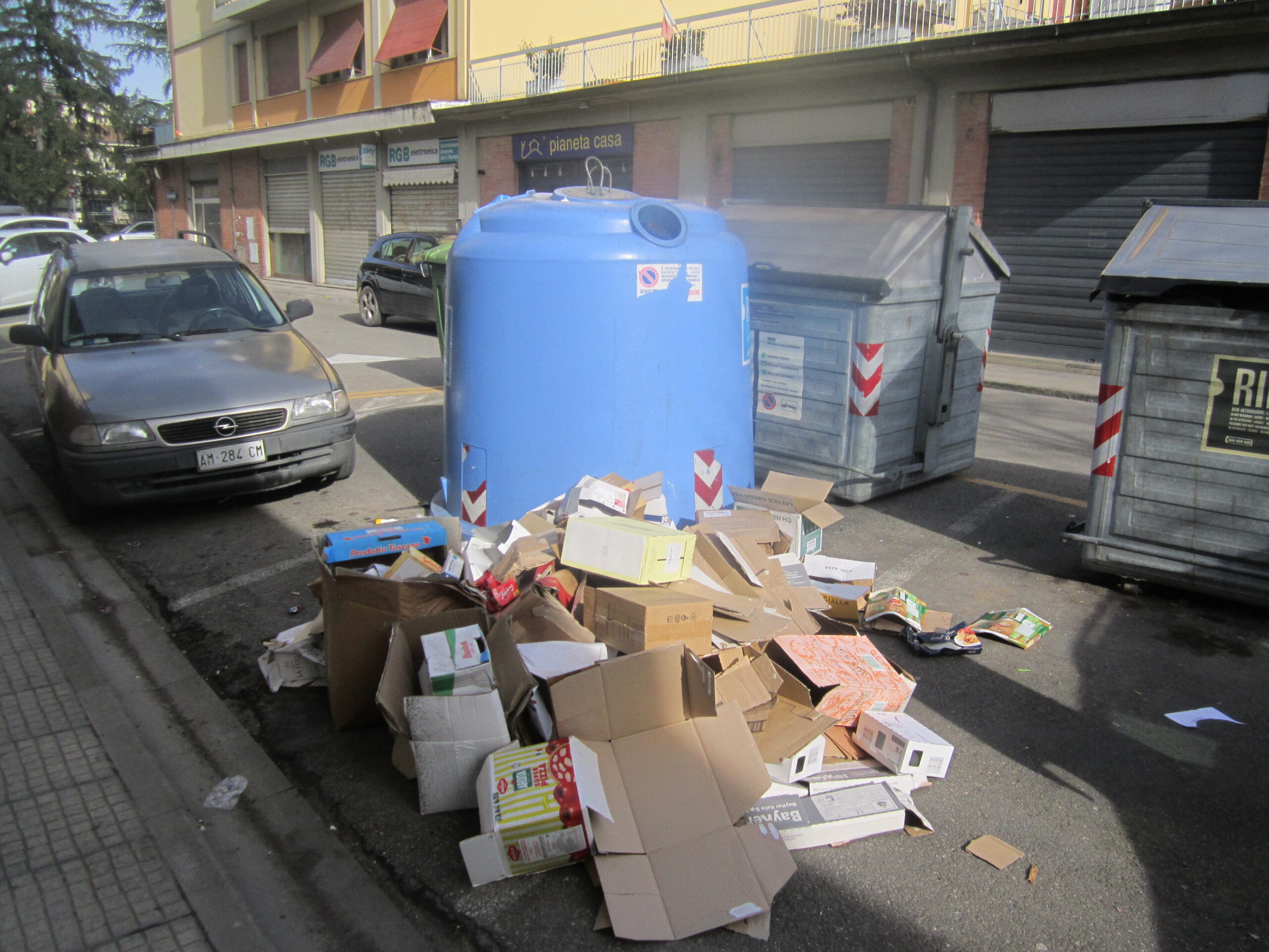 Cartoni in strada. Non si ferma la maleducazione
