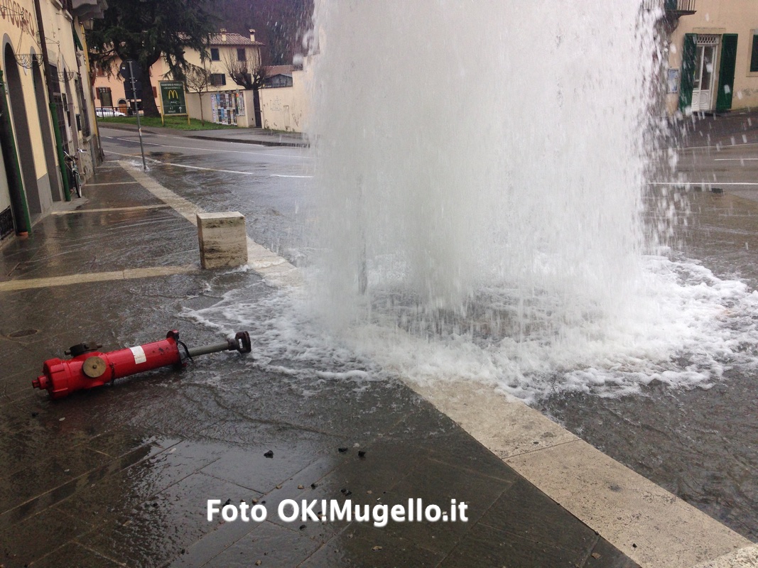 Auto contro idrante... Come nei film. Accade a Barberino