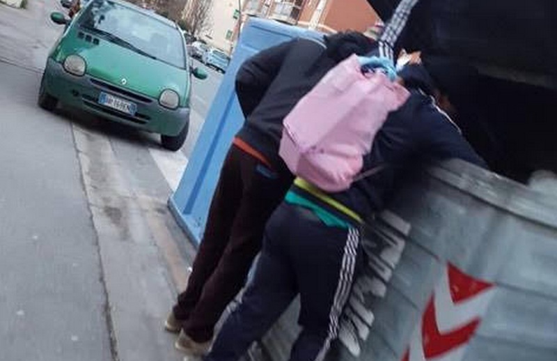 Giovani che frugano nel cassonetto. Accade a Borgo, foto del giorno