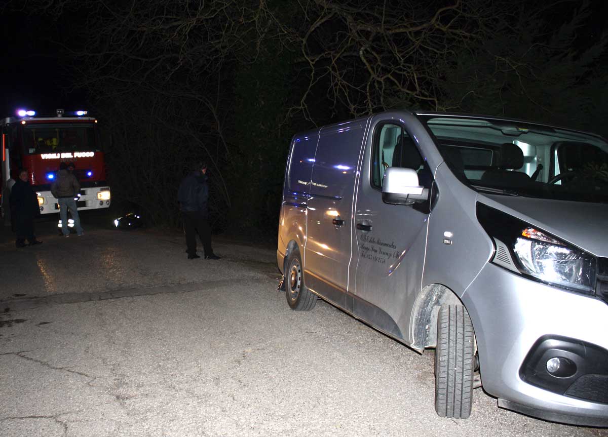 Muore schiacciato in auto mentre trasporta la legna