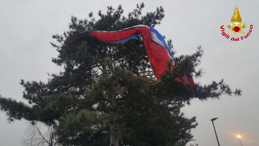 Finisce su un albero col parapendio. Impigliato a 20 metri di altezza