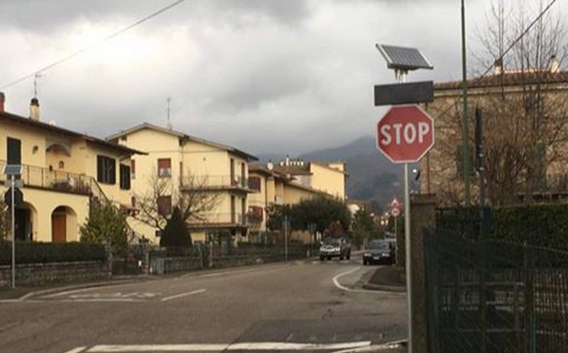 Incrocio più sicuro a Luco, con il segnalatore luminoso