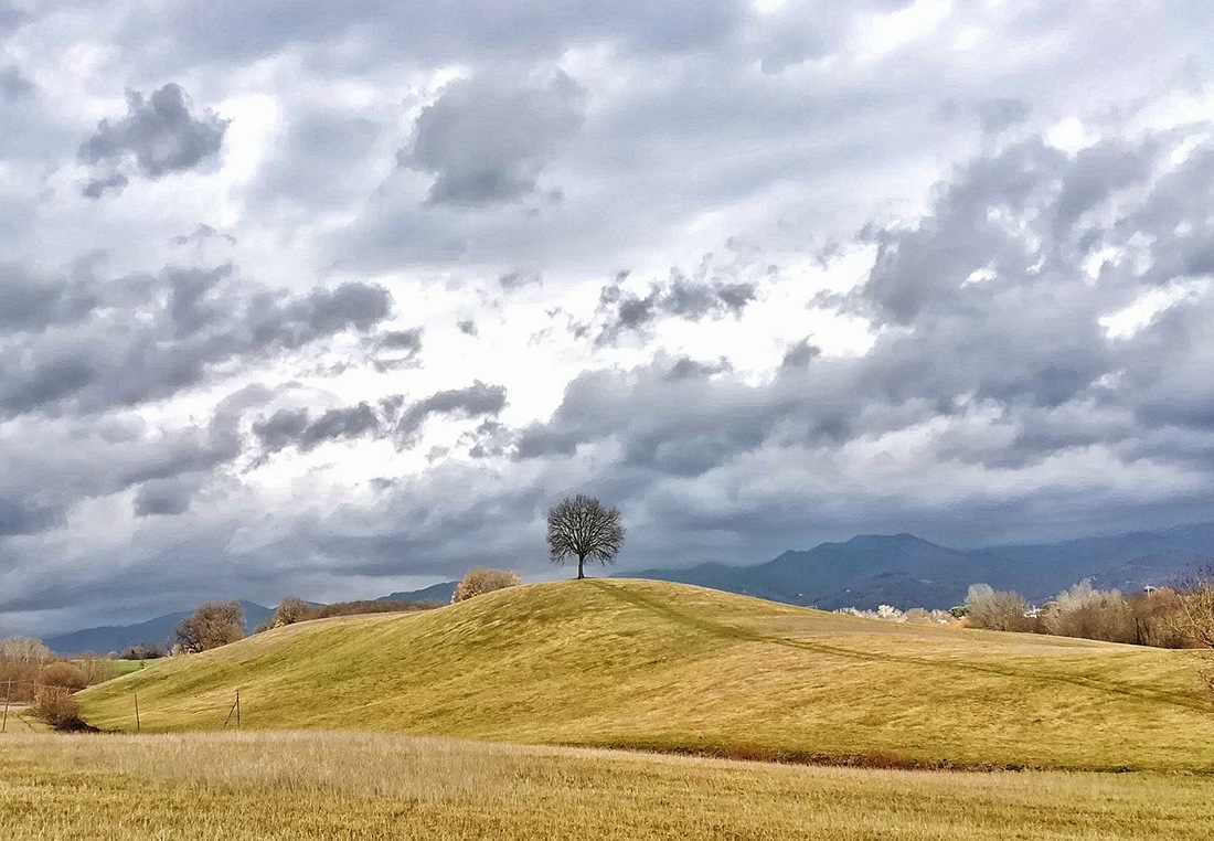 Magia di luce sotto le nuvole. Il Mugello è da cartolina