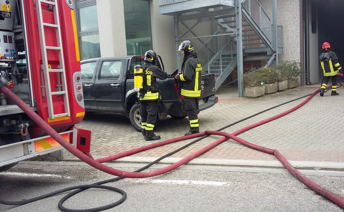 Auto a fuoco nel capannone. Vigili del Fuoco a Vicchio, foto