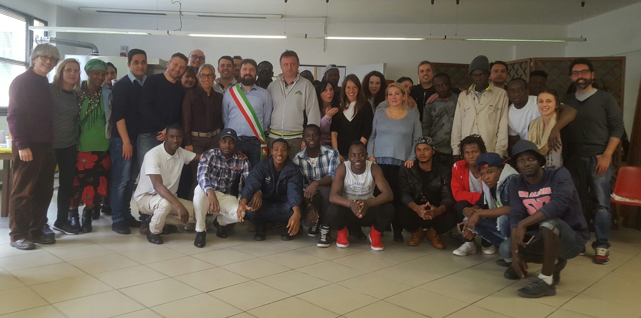 Dicomano. I migranti si costruiscono la cucina del centro. Foto