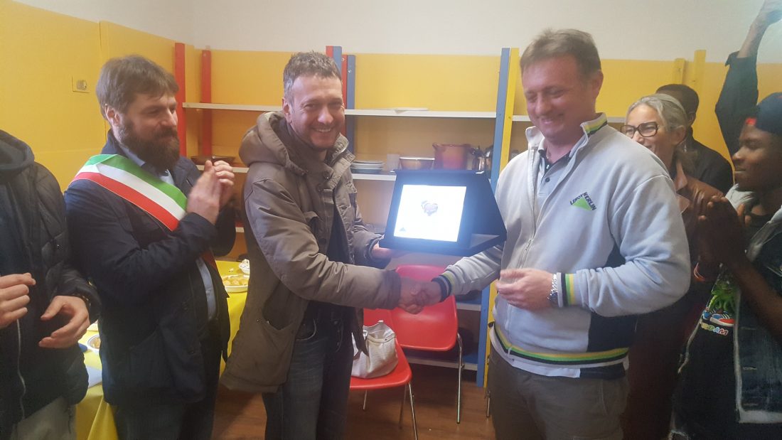 Dicomano. I migranti si costruiscono la cucina del centro. Foto