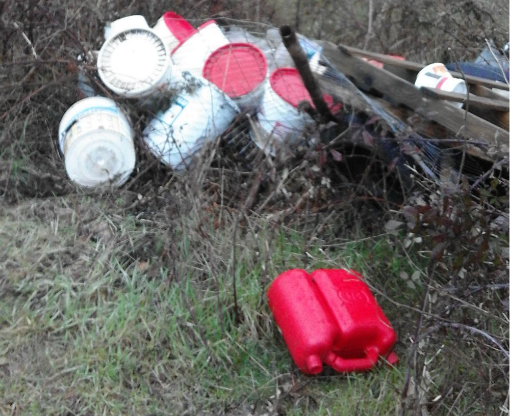 'Discarica' a cielo aperto a Barberino. Lungo la circonvallazione ovest