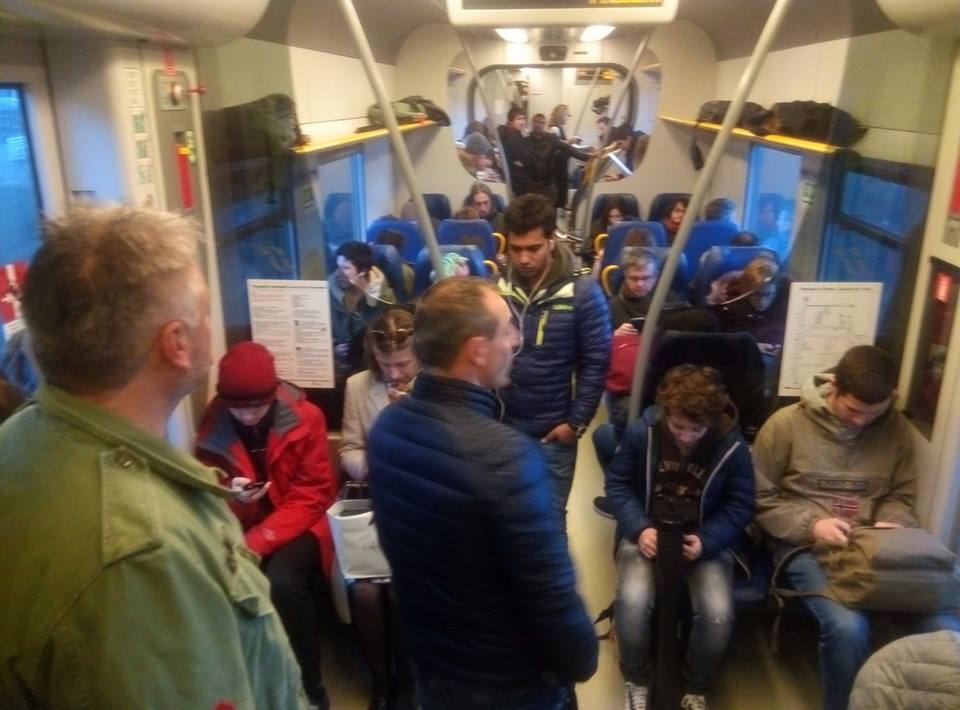 I pendolari e il treno stracolmo... Buongiorno Mugello