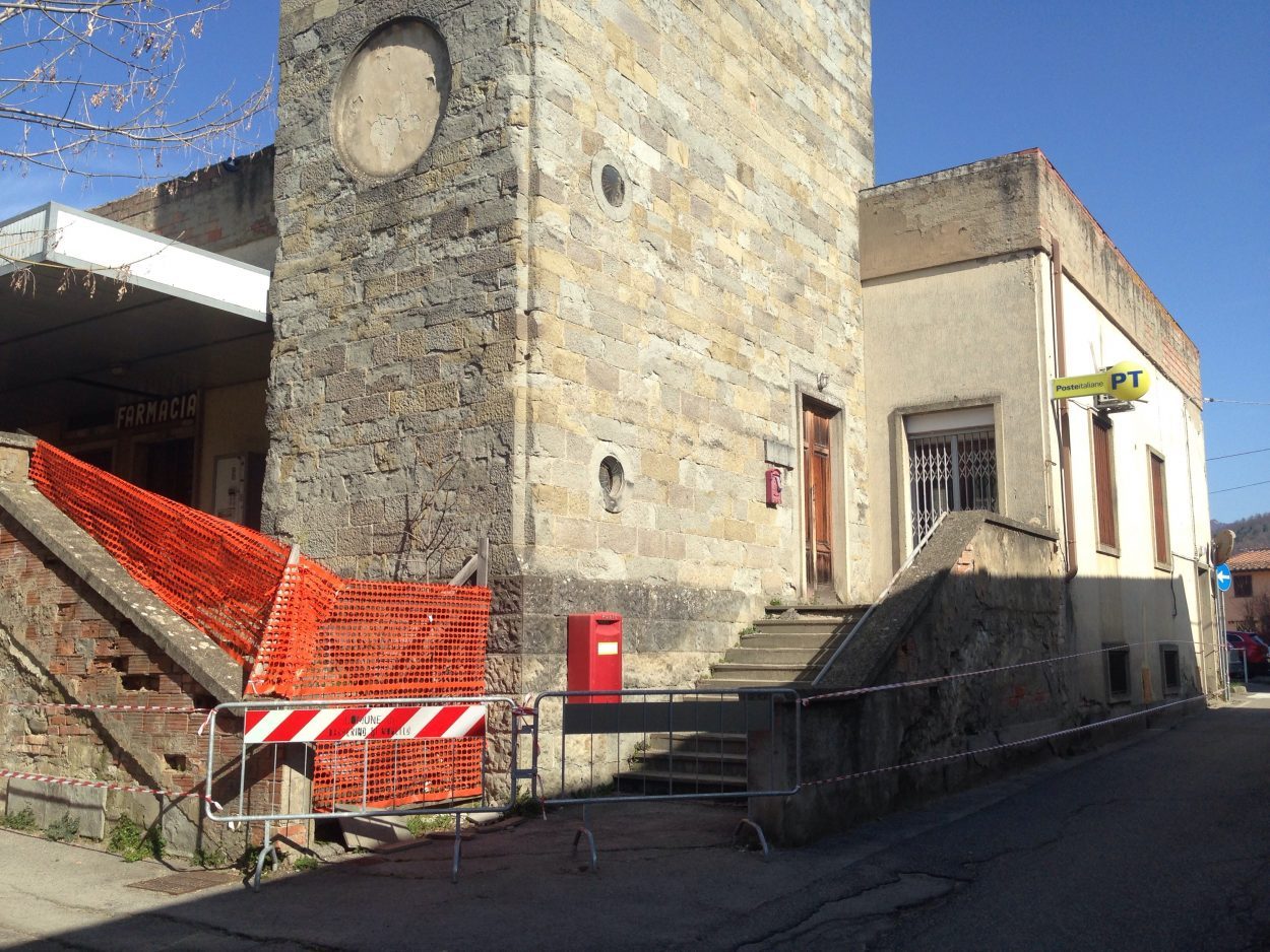 Galliano & le poste. Il comune spiega: cadeva l'intonaco, messa in sicurezza