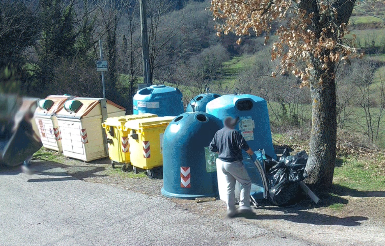 Beccati i furbetti del cassonetto, il video. C'è anche una lavatrice