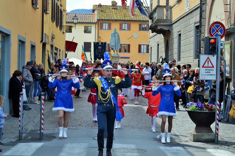 Vicchio Folk Band in sfilata