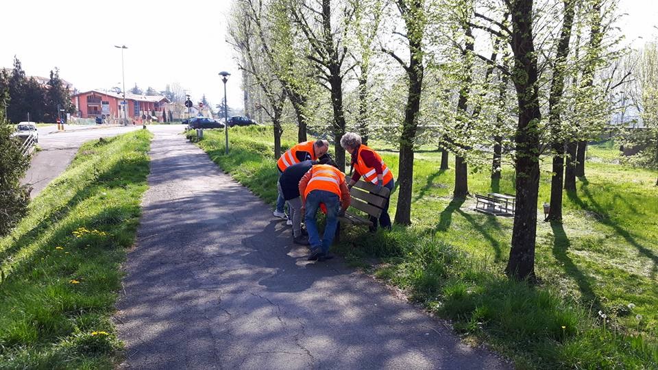 Panchine come nuove. Angeli del bello in azione a Borgo, foto