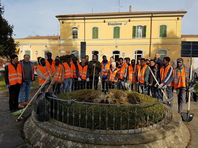 Angeli del bello in azione a Borgo, al ponte sulla Sieve