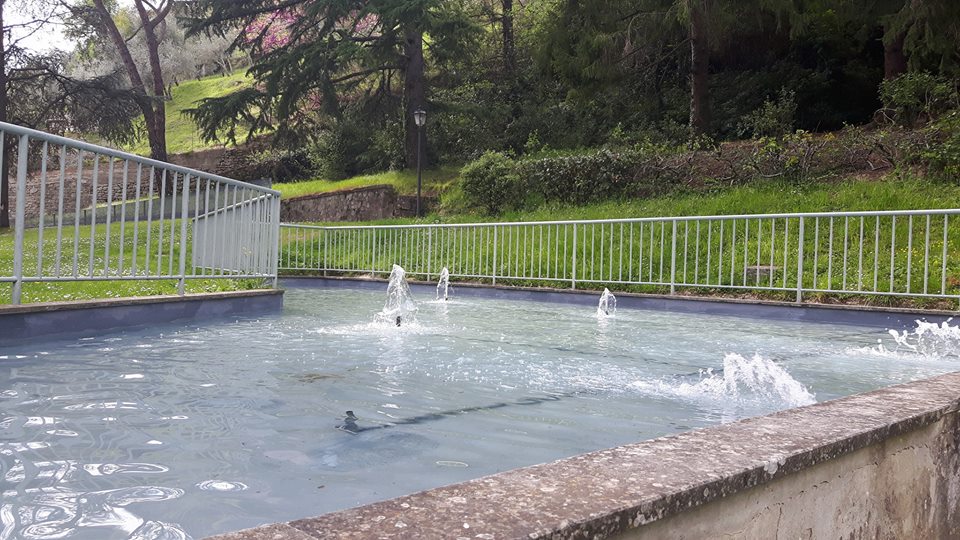 Ronta. Ripristinata e riparata la fontana dei giardini. Ecco com'è