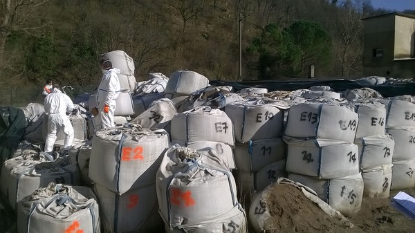 Paterno. Relazione Med Link sui sacconi: 'Non pericolosi'. La parola ad Arpat