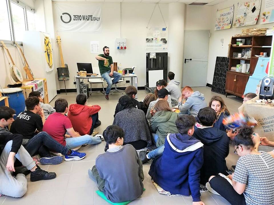 Rifiuti. I ragazzi del Giotto Ulivi a Capannori incontrano il nobel Ercolini