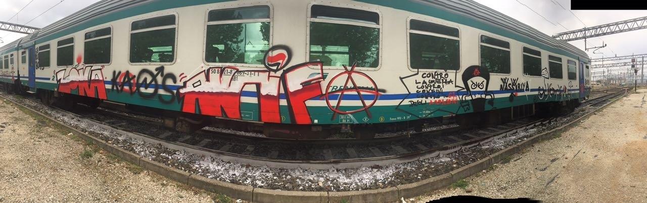 Treni imbrattati a Borgo. Ecco le foto e la nota di Trenitalia