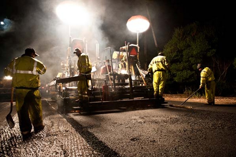 Arriva il Giro, si lavora senza sosta (anche di notte). E i cittadini...