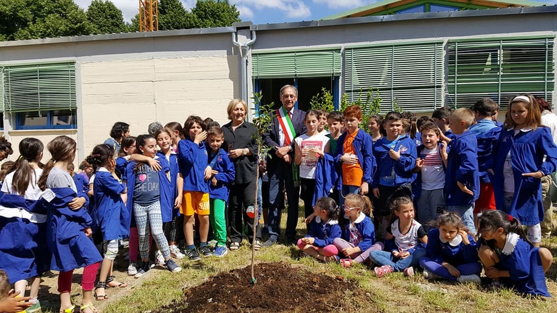 Don Milani. Piantato il kaki di Nagasaki alla scuola di Vicchio. Foto