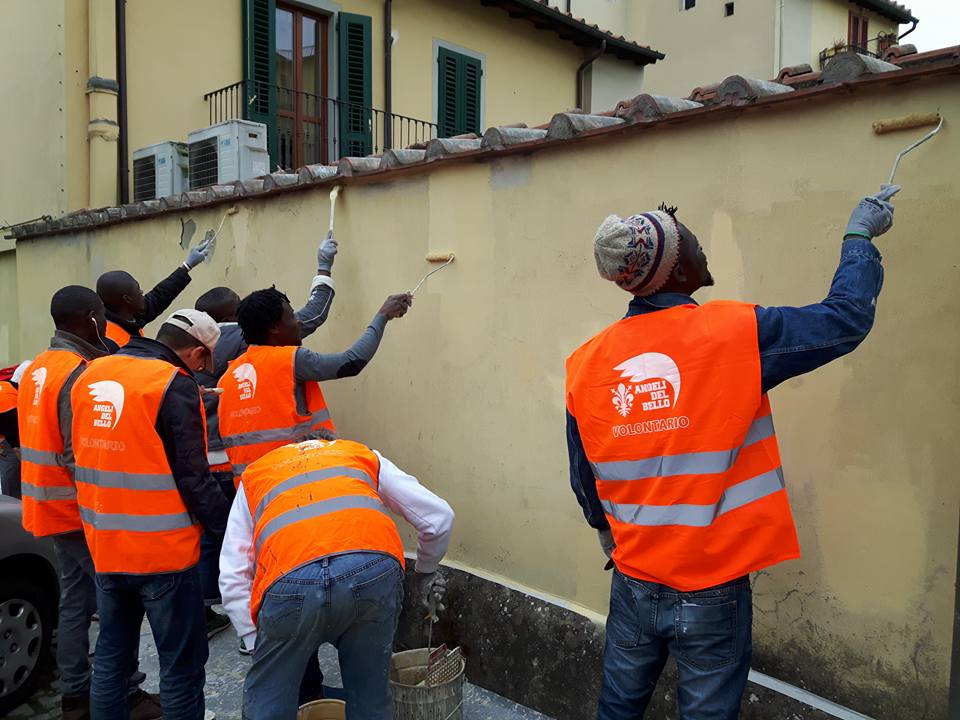 Angeli del Bello. Via le scritte da Via Fermi, bene così