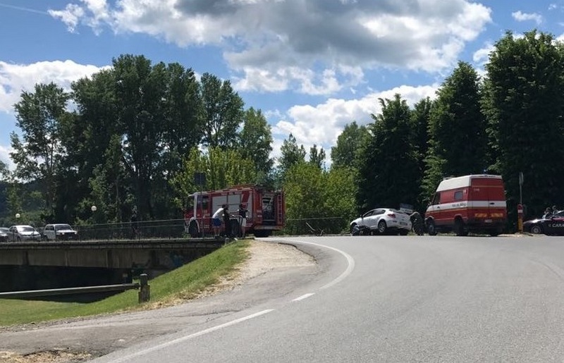 Auto sbanda sul ponte di Sieve. Ringhiera divelta e due feriti (lievi)