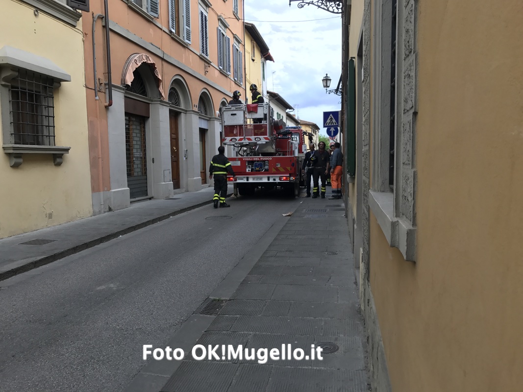 Cornicione pericolante a Borgo. Intervengono i pompieri