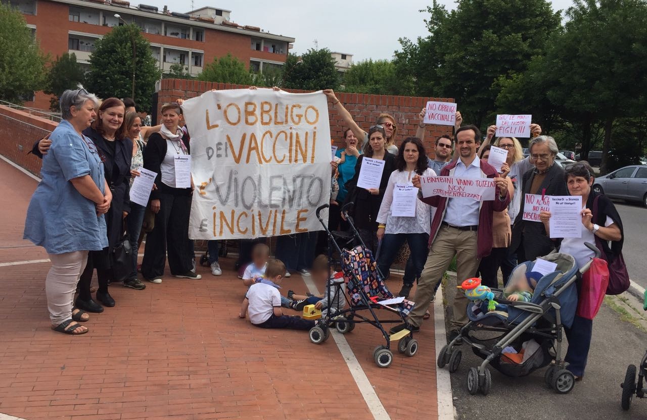 Vaccini. (Piccolo) flash mob a Borgo, contro l'obbligo