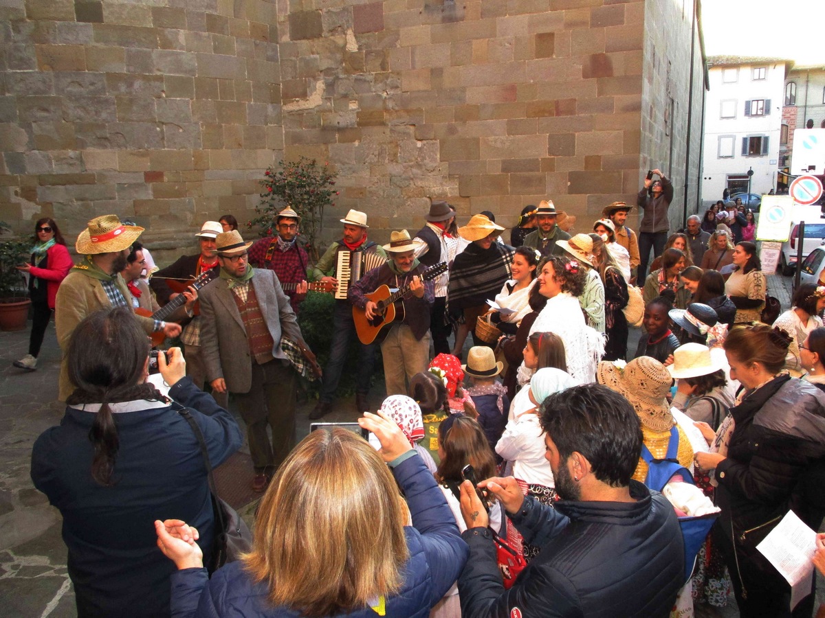 'Esplosione' di canti per tutta la notte. E' il Maggio Mugellano