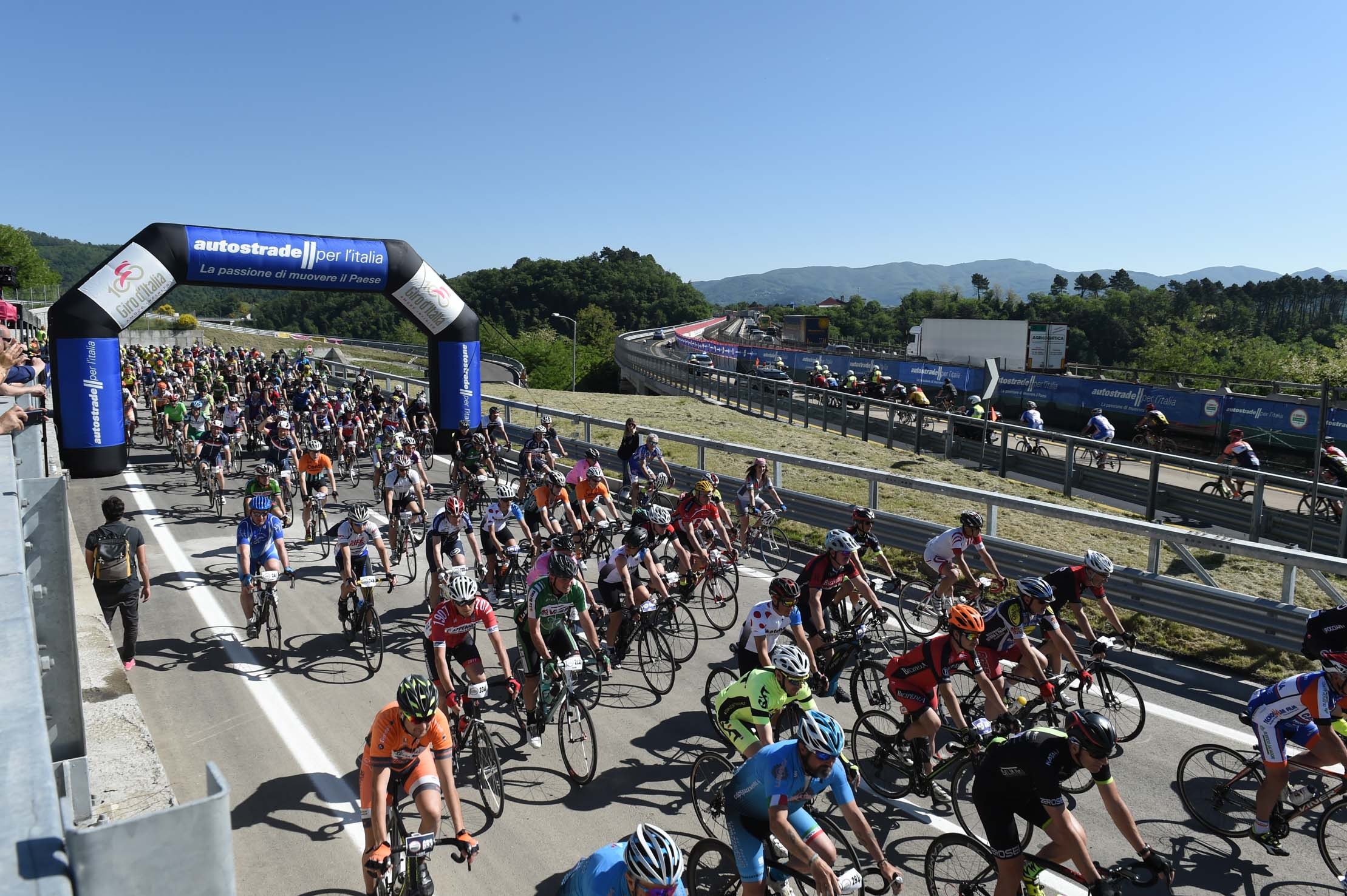 Il Giro d'Italia passa dall'autostrada. Ed è subito Storia