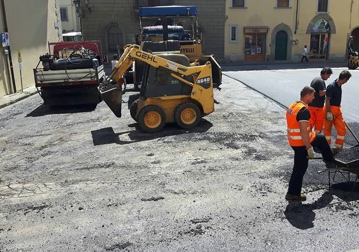 Nuovo asfalto in Piazza del Popolo. Foto del Giorno