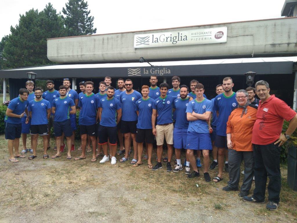 La Nazionale Italiana di pallamano davanti al Ristorante La Griglia (con Serena e Carlo) Sab 24.06.2017