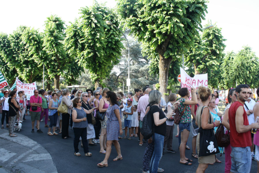 Senologia. Foto dalla manifestazione, e il trasferimento è bloccato