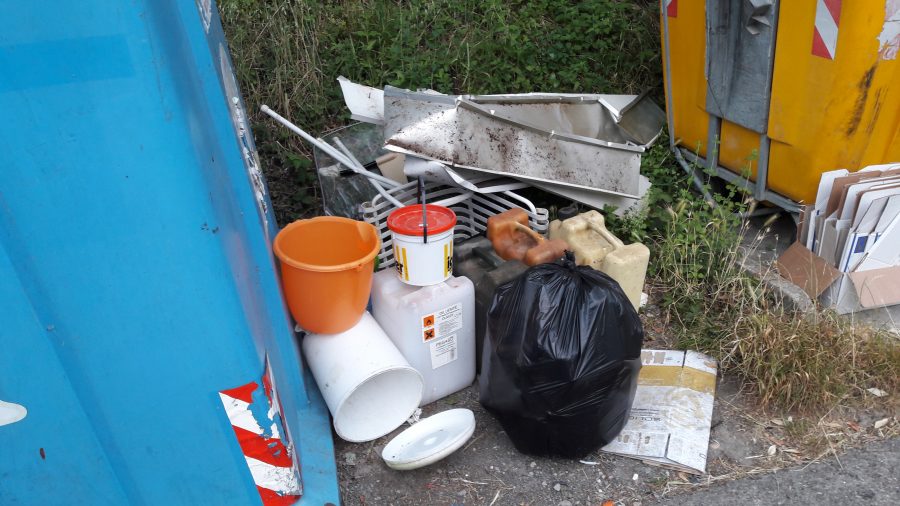 'Montagne' di rifiuti accanto ai cassonetti. Inciviltà a Molezzano