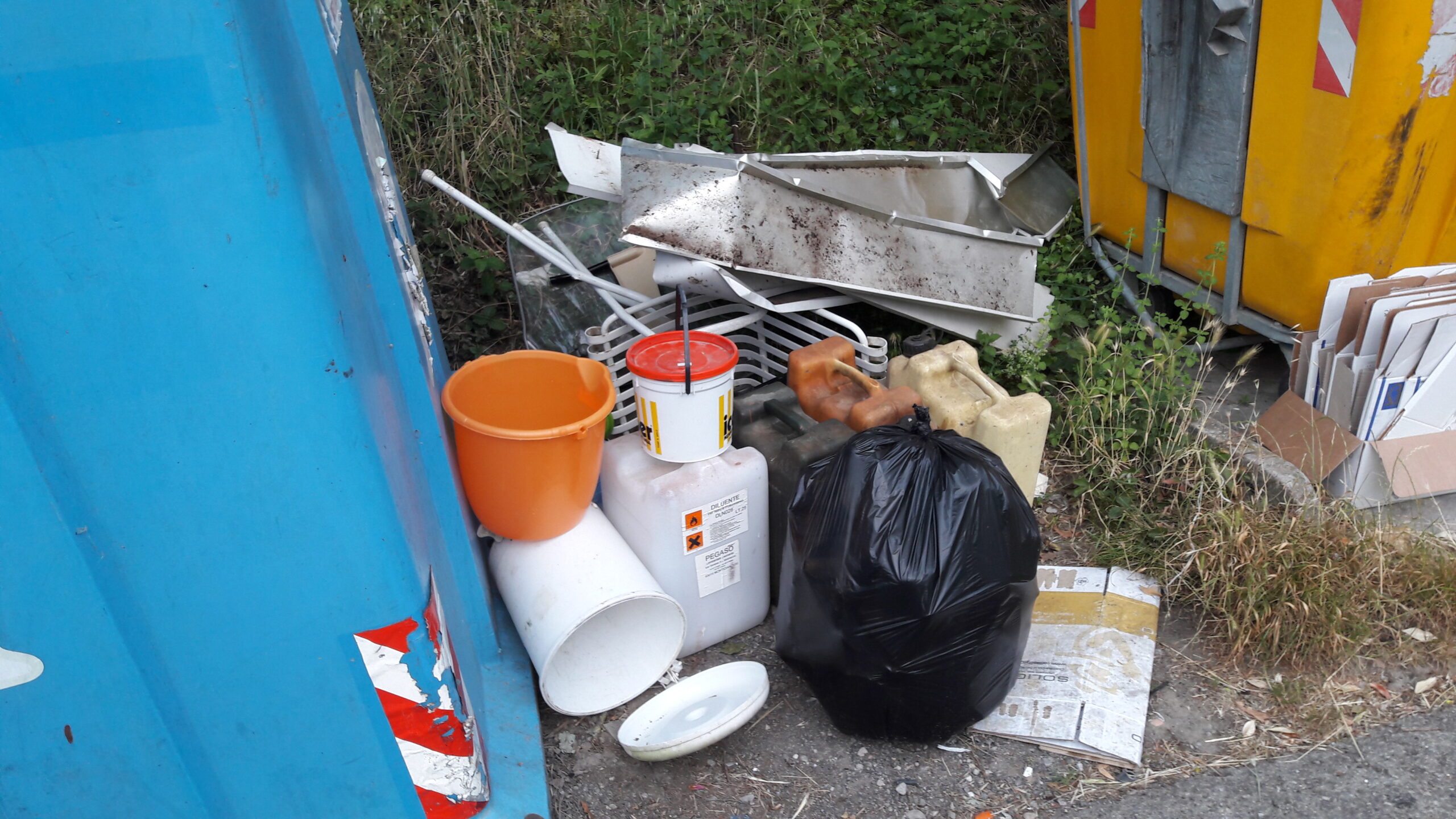 'Montagne' di rifiuti accanto ai cassonetti. Inciviltà a Molezzano