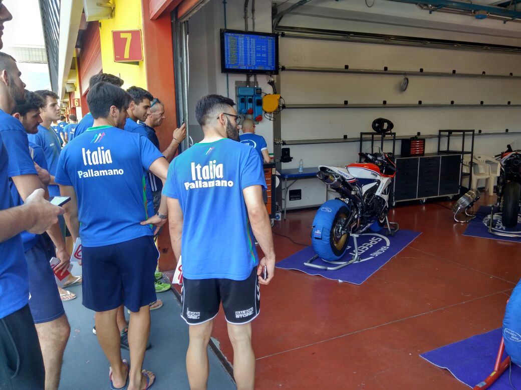 La nazionale di pallamano in visita all' Autodromo. Le foto di OK!Mugello