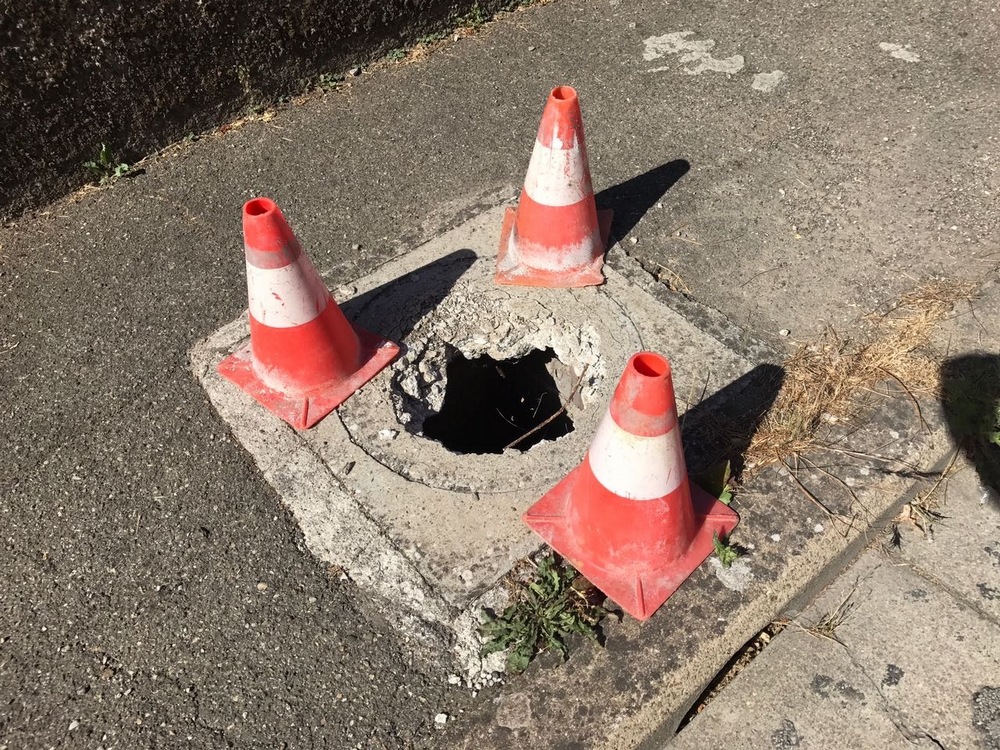 Finisce (con la gamba) in un tombino. Ragazzo sfortunato portato al Pronto Soccorso