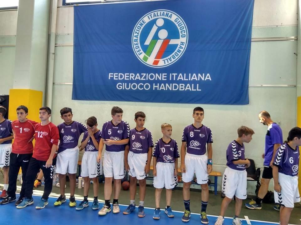 atleti Under 14M a bordo campo a inizio gara