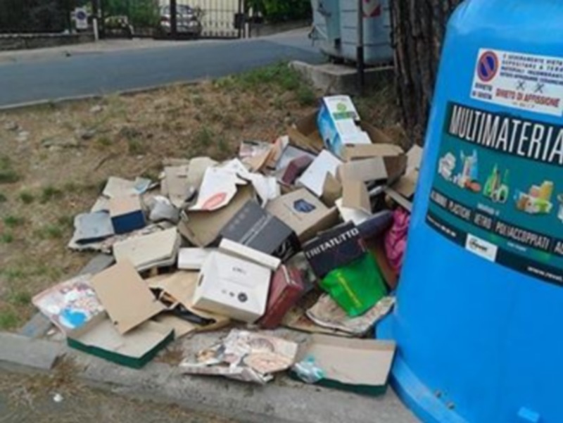 Carta abbandonata a San Piero. E la differenziata?