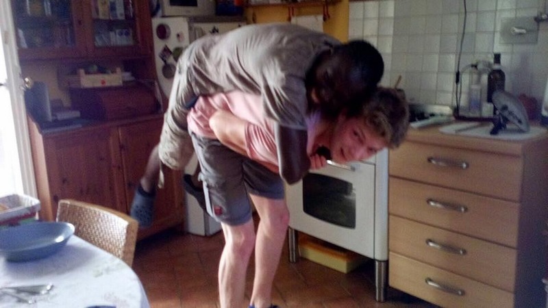 La storia di Erik, giovane profugo 'adottato' da Sant'Agata. Amore e redenzione, Parliamone, di domenica